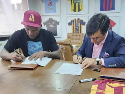 Marlon Torres firmando con Deportes Tolima.