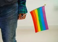 Joven con bandera LGBTI. En relación con testimonios.
