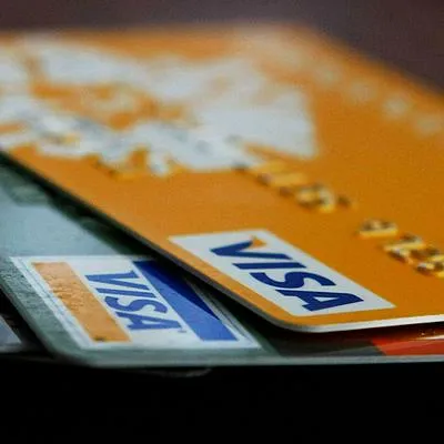 Cambio en tarjetas débito y crédito de varios bancos en Colombia.