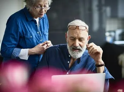 Adultos mayores en computador. En relación a tramite virtual de Porvenir.