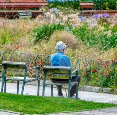 Adulto mayor en el sol. En relación con golpes de calor.