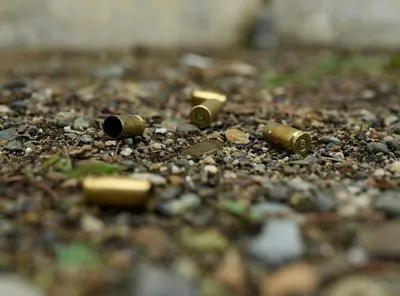 Casquillos de balas en el suelo. En relación con balacera en Ibagué.