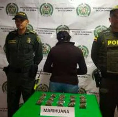 Una mujer llevaba 15 paquetes de marihuana y fue capturada por Policía en Filandia, Quindío.