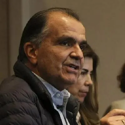 Óscar Iván Zuluaga le lloró a Álvaro Uribe para tapar escándalo por Odebrecht