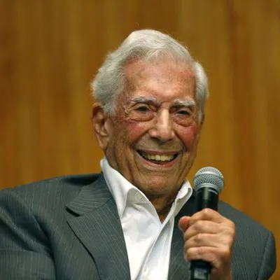 El escritor Mario Vargas Llosa es hospitalizado por segunda vez por covid-19