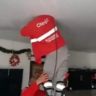 Trabajador de Claro quedó con la cabeza atascada mientras hacía instalación en una casa