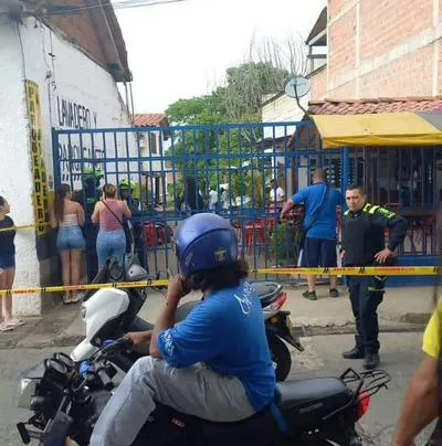 Este lunes festivo, en Santa Fe de Antioquia se presentó una balacera en inmediaciones de la oficina de Fedecafeteros y dejó dos personas muertas.