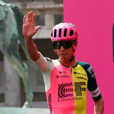 Rigoberto Urán se enganchó con un fanático en el Tour de Francia 2023 que lo llamó "maric" para pedirle una foto. 