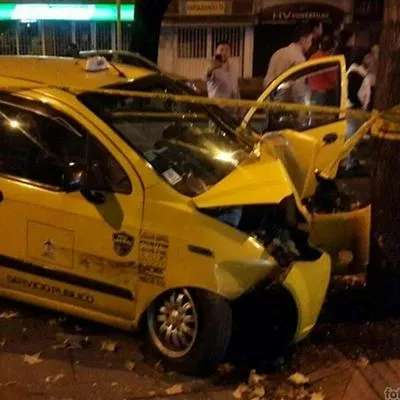 Taxista derribó poste y provocó un grave accidente en Bogotá que dejó una persona herida. Al vehículo le cayó un transformador encima. 