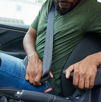 No llevar cinturón tiene multa y significa un peligro en las vías. 