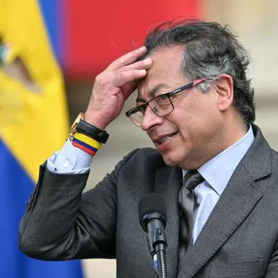 Imagen de Petro en Colombia sigue por el suelo y su desaprobación es del 57 %, debido al hundimiento de reformas y los escándalos. 