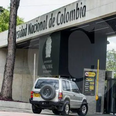 Entrada de la Universidad Nacional de Medellín, donde se reportó una fuerte explosión y una persona falleció