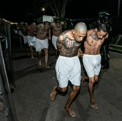 Colombiano preso en El Salvador fue identificado por su familia en televisión y apareció con tatuajes que no tenía.