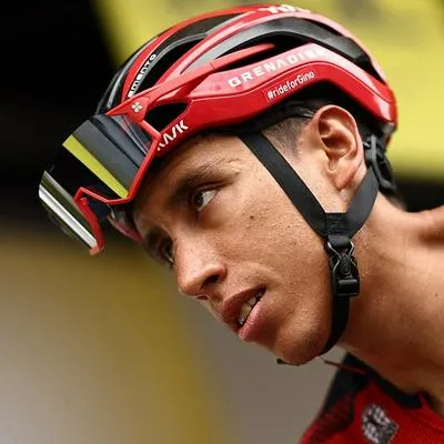 Egan Bernal dio la cara luego de ser sancionado con 500 francos suizos y 25 puntos UCI en el Tour de Francia por tirar desechos en un lugar no reglamentario.