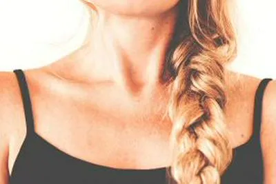 Cuello de mujer. En relación con tips para que se vea más joven y sin arrugas.