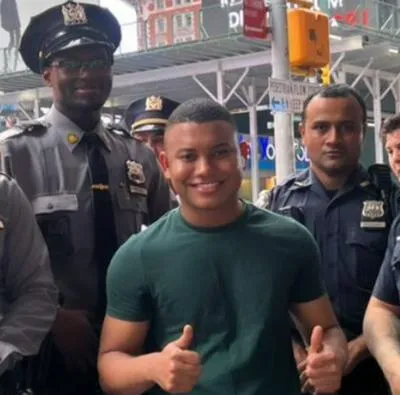 Miguel Polo Polo viajó a Nueva York (Estados Unidos) y aprovechó para alabar el capitalismo y tomarse varias fotos con policías.
