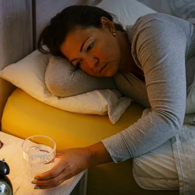Tomar agua previo a dormir tiene una gran variedad de beneficios.