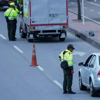 Alertaron sobre una nueva estafa en el pago de las multas de tránsito en Colombia: falsos asesores promenten grandes descuentos y son delincuentes.
