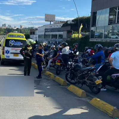 Rabia y tensió en Bucaramanga, luego de que muriera un motociclista por un agente de tránsito que le lanzó un cono. Acá, todos los detalles.