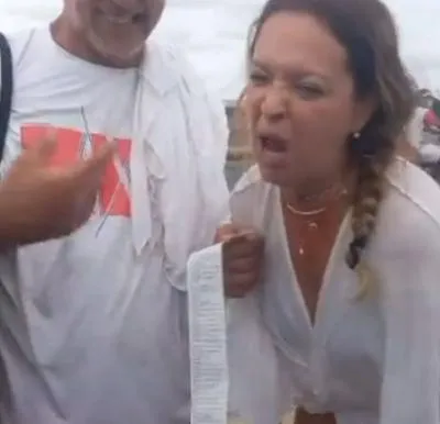 Captura de video de la mujer borracha que insultó a agentes de tránsito en Cartagena.