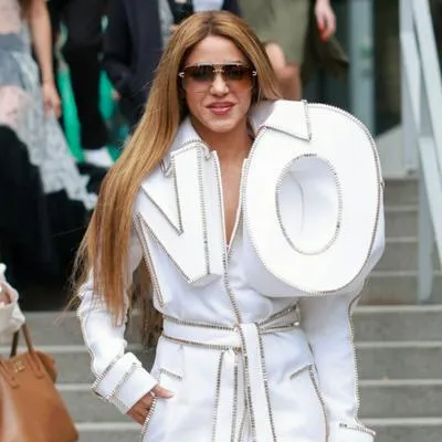 Shakira utilizó llamativo vestido en París que ya había usado Jennifer Lopez.
