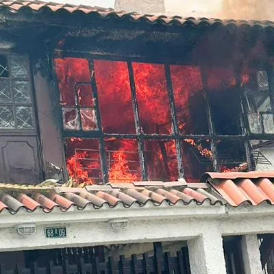 Incendio en Bogotá hoy afectó dos viviendas ubicadas en el sector de La Floresta y gato fue salvado milagrosamente por los bomberos.
