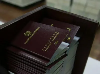 Pasaportes. En relación con entrega masiva del documento. 