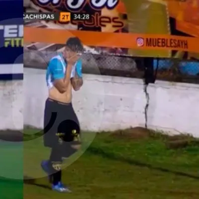 Leonel Ovejero, jugador de Argentinos de Merlo, al momento de ser expulsado por orinar durante el partido.