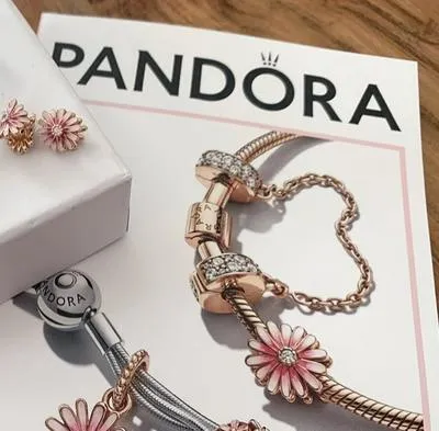 Pandora en Colombia anuncia la compra de 14 tiendas más, que eran propiedad de otra personas. Ahora quedará con tiendas en Bogotá y otras ciudades.