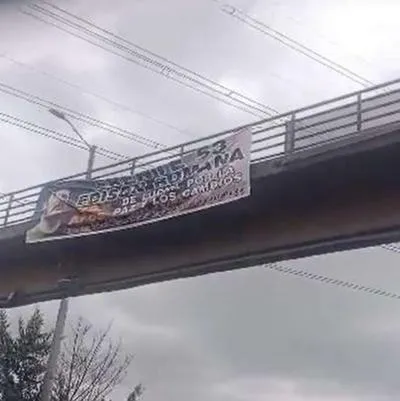 Pancartas de las disidencias de las Farc aparecieron en puentes de Bogotá y en dos localidades. Policía anunció investigaciones. 