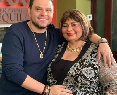 Luifer Cuello y su mamá Dilia Mera. En relación con la ceremonia fúnebre.