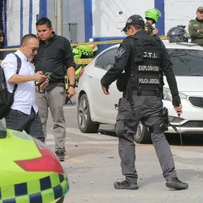 Organismos de emergencia atienden el atentado ocurrido en una estación de Policía de Bucaramanga, que dejó a 6 uniformados heridos.