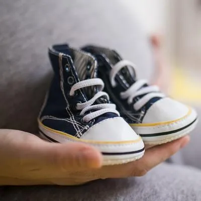 Una pareja de Oregón se la jugo con el diseño de unos zapatos para bebés que se disuelven en el agua luego de que cumplen el tiempo de uso.