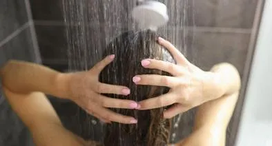 termoplastic.ec - Cuando te laves el pelo, procura que sea con agua tibia o  incluso un poco fresca, pero nunca caliente. El agua caliente aumenta la  cantidad de sebo que se excreta