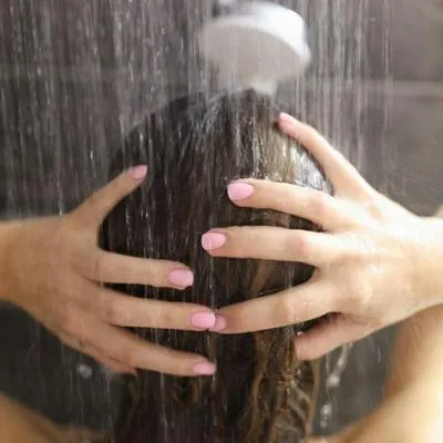 La temperatura ideal para lavarse el cabello es a 20 grados centígrados; así no sufrirá de caspa ni canas a temprana edad