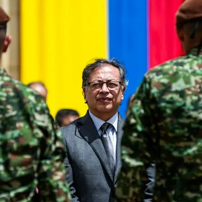 Gustavo Petro, presidente de Colombia, firmó decreto para suspender operaciones militares contra el Eln