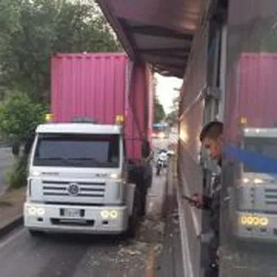 Cali: camión se estrelló contra estación del MÍO por ir con mucha velocidad