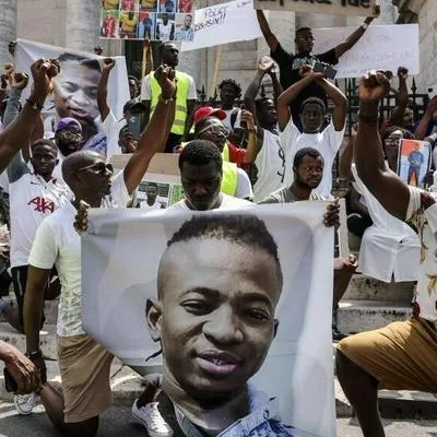 Protestas en Conakry, capital de Guinea, por muerte de un joven de este país en Francia a manos de la policía.