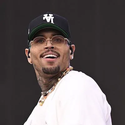 El cantante Chris Brown sorprendió junto con su equipo a un fan que estaba haciendo un baile que es tendencia en redes y terminaron en el clip juntos.