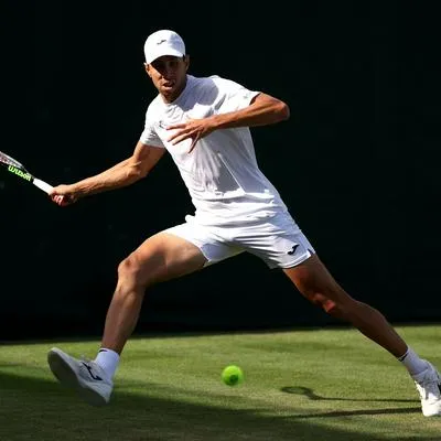 Daniel Galán avanzó a la tercera ronda en Wimbledon, el torneo de tenis más importante del mundo. 