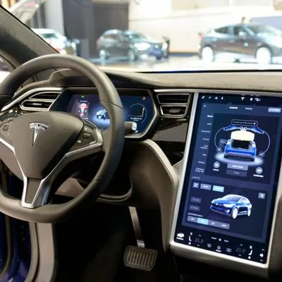 Carro Tesla, Elon Musk dice que está cerca de conseguir que tengan conducción automática