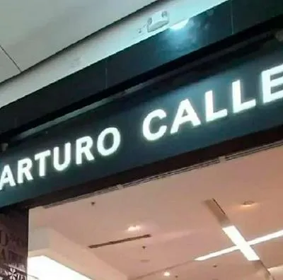 Foto de tienda de Arturo Calle, que está junto a Gef, Koaj y más entre empresas de moda más importantes de Colombia.