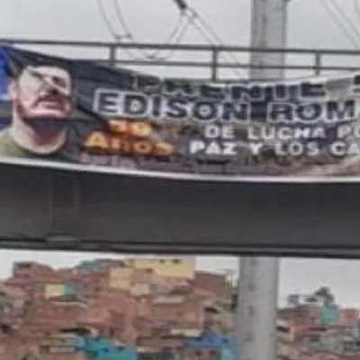 Esta fue una de las pancartas alusivas a las disidencias de las Farc que pusieron en Bogotá