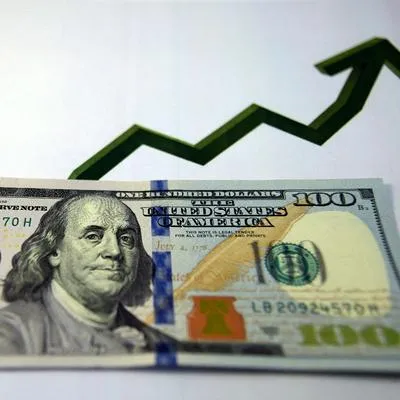 Dólar hoy arrancó semana con leve subida en Colombia. La moneda abrió a 4.225 pesos, lo que representa una subida de 30 pesos. 