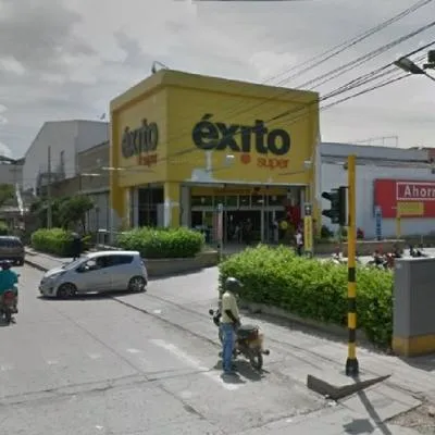 Atracan a mujer que iba saliendo del Éxito con muchos millones en su cartera