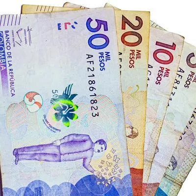 Personas con billetes de 20.000 y 50.000 pesos en Colombia están felices.