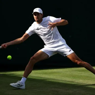Daniel Galán, tenista colombiano, en un partido en Wimbledon 2023, donde llegó a los octavos de final
