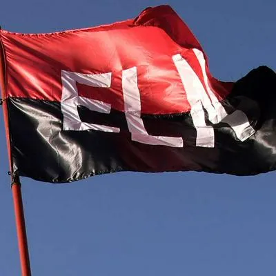 Foto de bandera de Eln, en nota de revelación sobre cómo fue cautiverio de sargento que estuvo secuestrada con hijos por ese grupo guerrillero