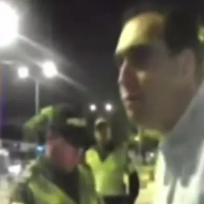 Exsenador Eduardo Merlano confrontando policías en 2012 con el "usted no sabe quién soy yo", por lo que lo inhabilitaron. Tumbaron la decisión recientemente