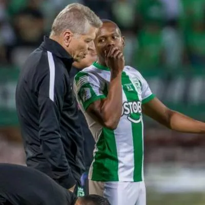 Yerson Candelo dialoga con el técnico Paulo Autuori. El jugador y el técnico ya se despidieron de Atlético Nacional